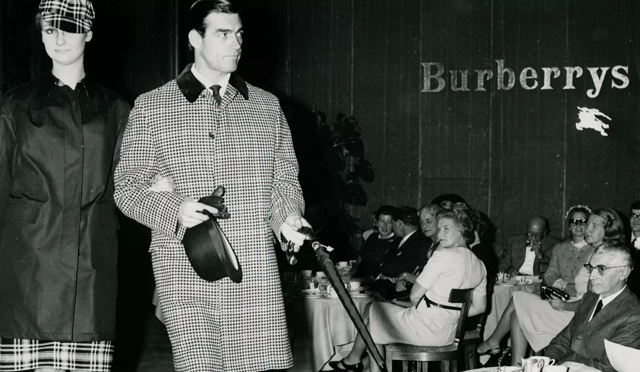 La Gabardina Burberry de las trincheras de guerra al Front Row Selecto Vintage