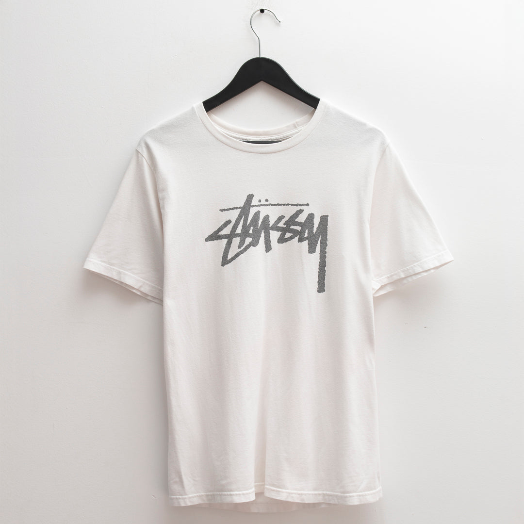 Camiseta stussy blanca deals